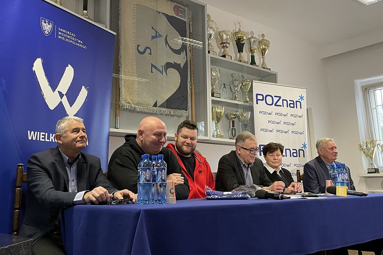 Paweł Fajdek z działaczami sportowymi podczas konferencji prasowej